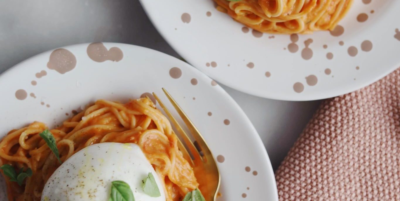 Pasta med tomatsauce og burrata