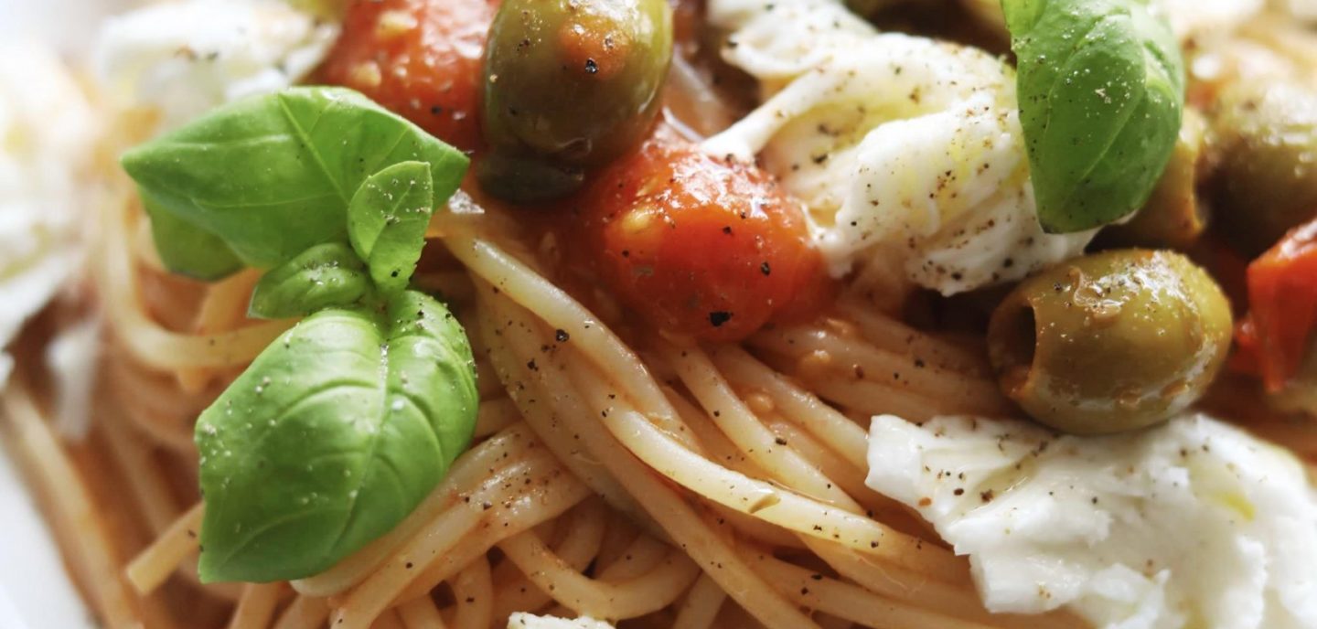 Pastaret med tomater og oliven