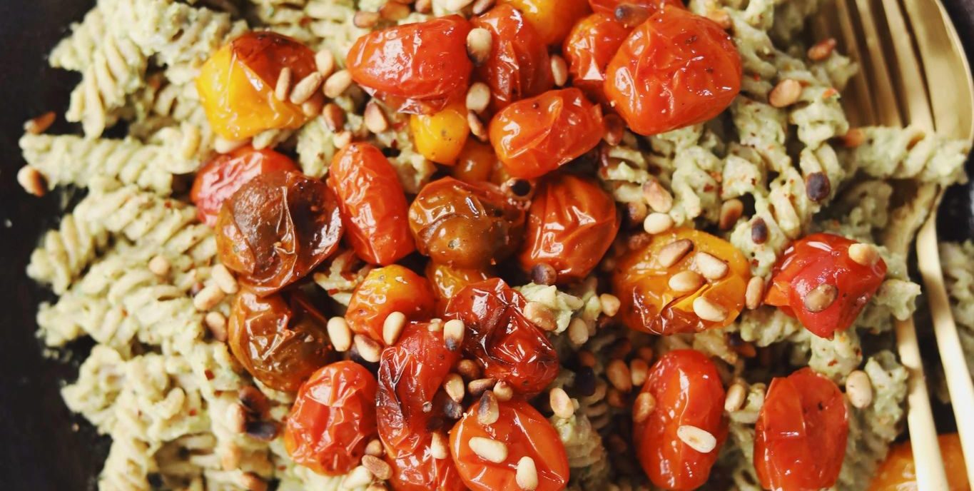 Pastasalat med avocadopesto