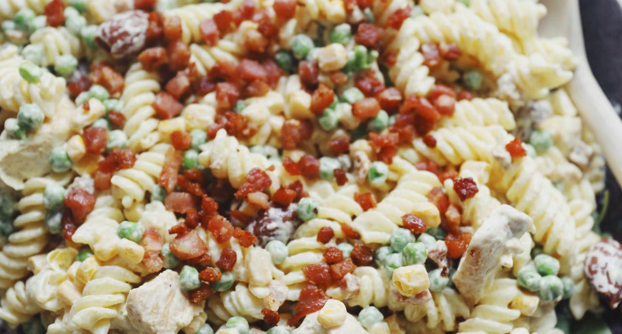 Pastasalat med karry, kylling og bacon
