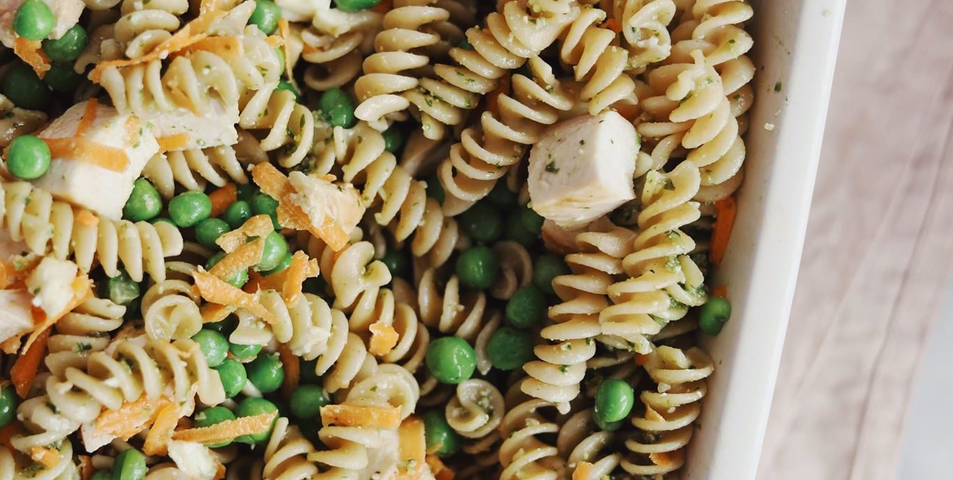 Pastasalat med pesto og kylling