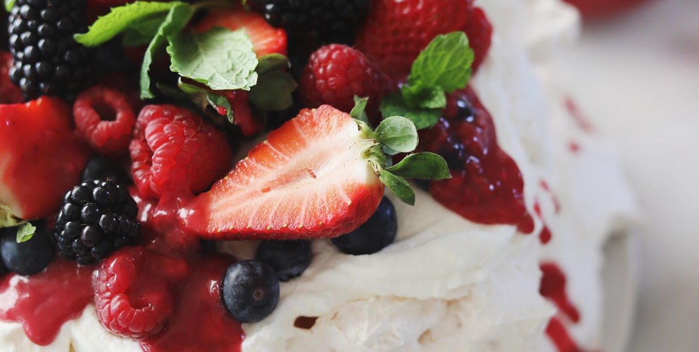 Pavlova lagkage med hindbærcurd og bær