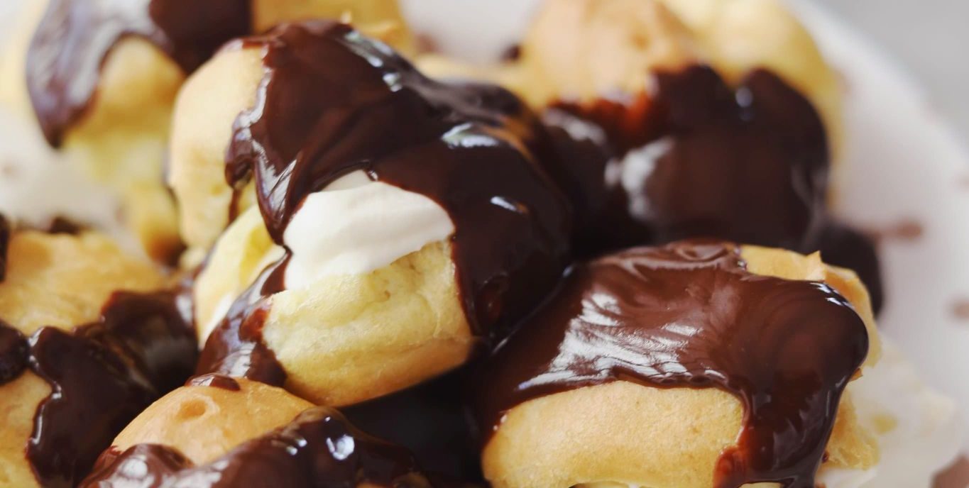 Profiteroles med creme og chokoladesauce