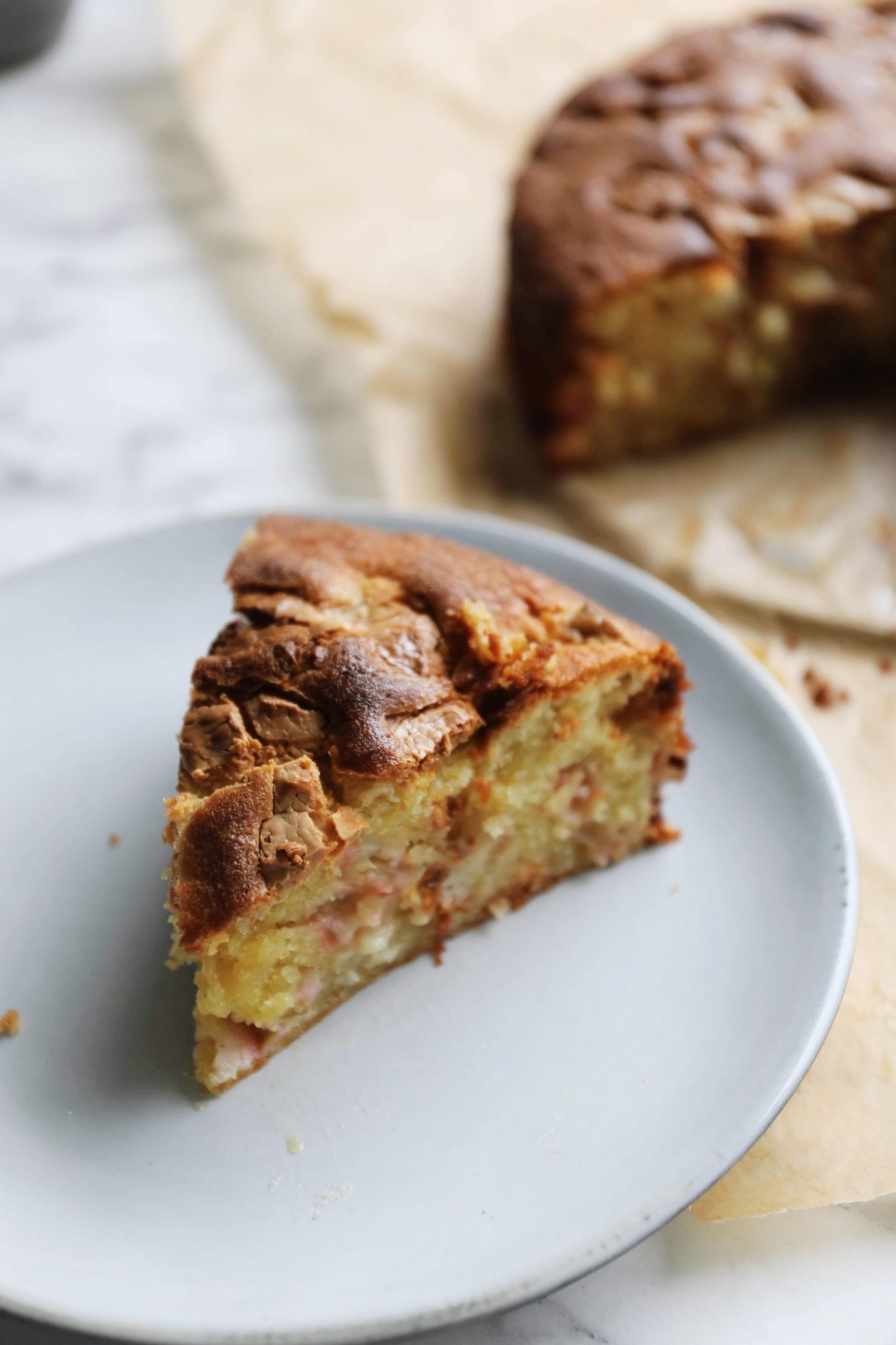 Rabarberkage med hvid chokolade og lime Svampet rabarberkage
