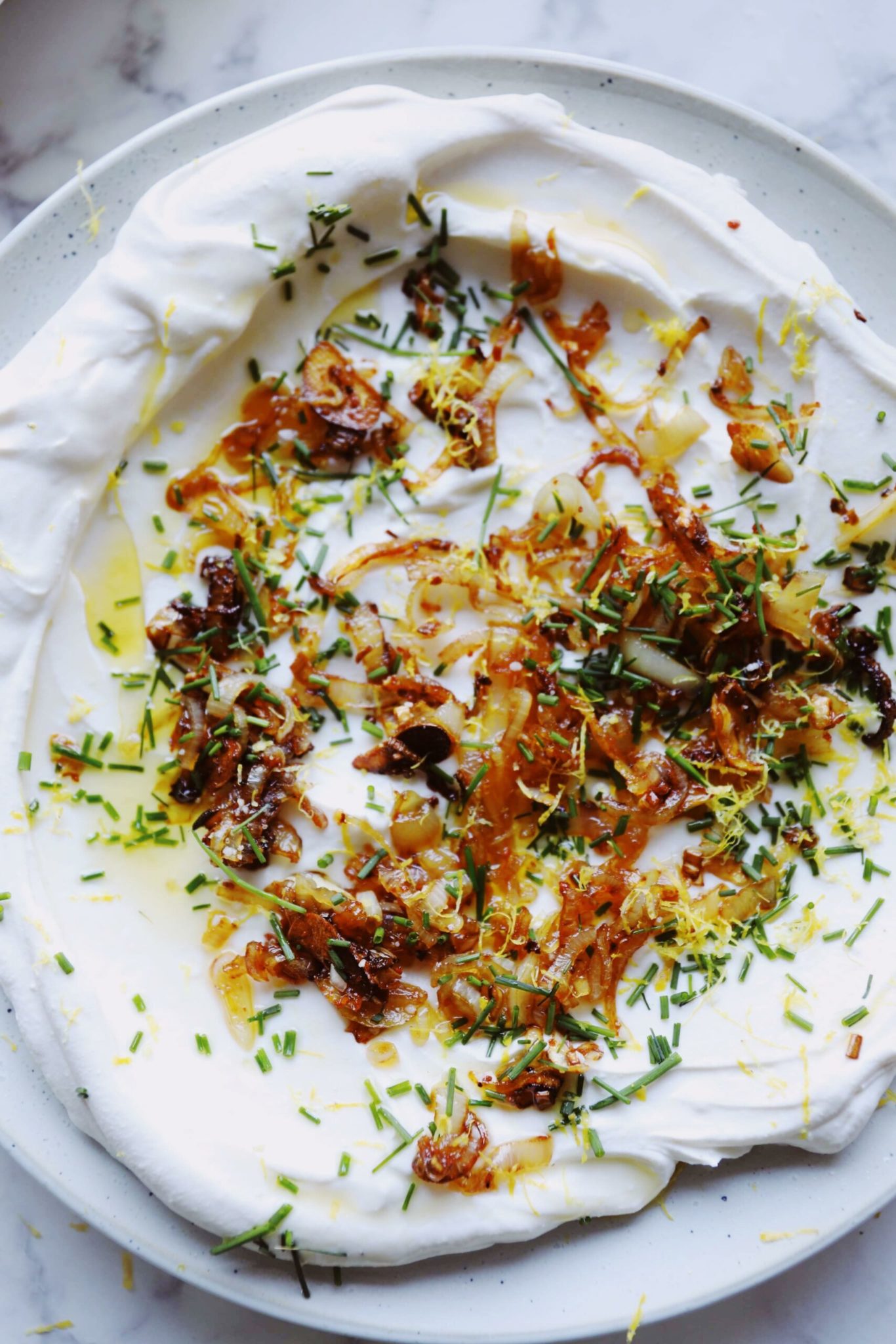 Ricottadip med friterede løg og hvidløg - Opskrift på cremet ricottadip