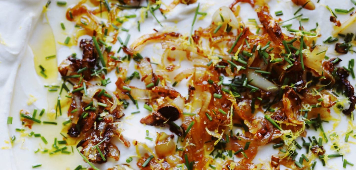 Ricottadip med friterede løg og hvidløg