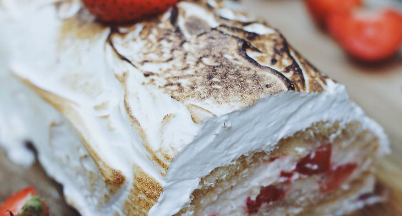 Roulade med jordbær og marengs