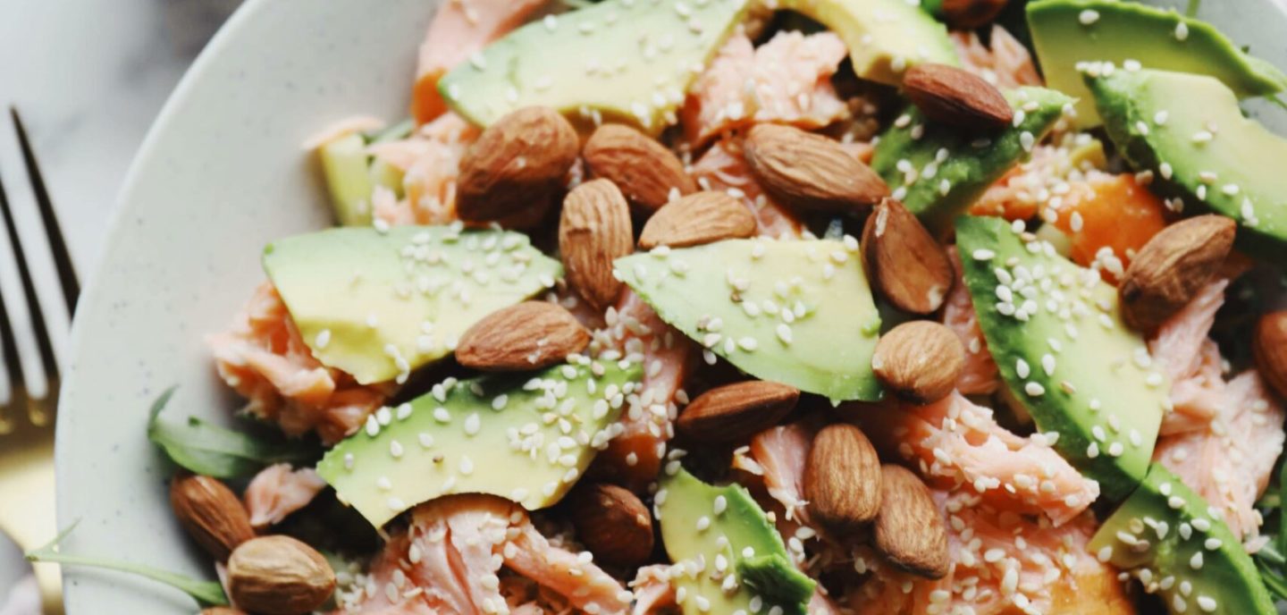 Salat med quinoa og varmrøget laks