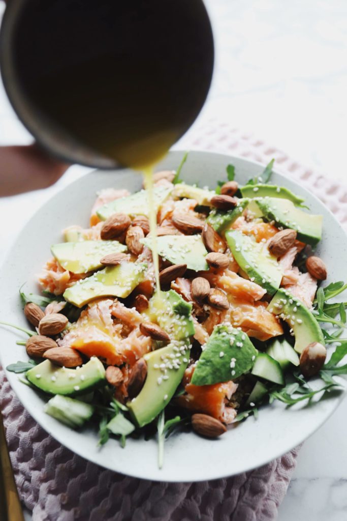 Salat med quinoa og varmrøget laks