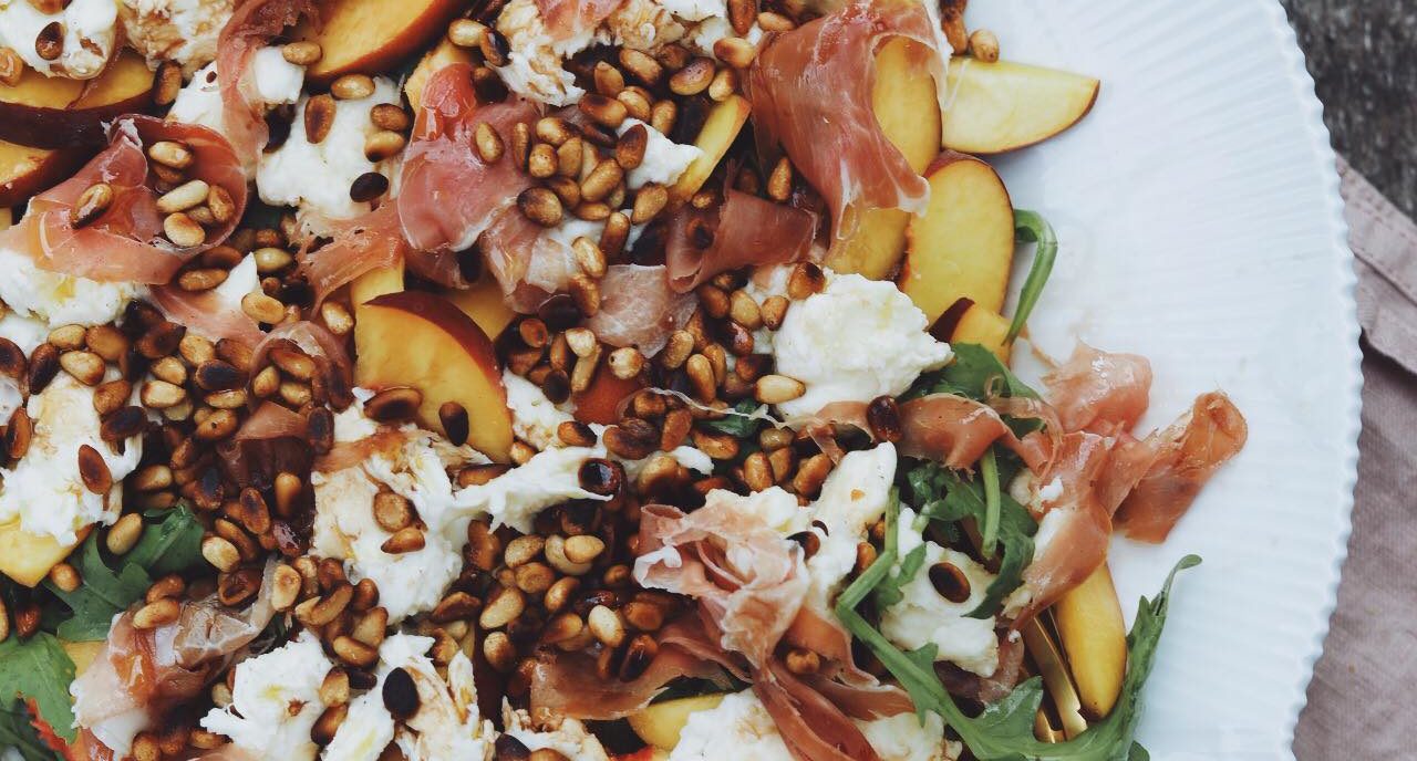 Salat med rucola, ferskner og parmaskinke