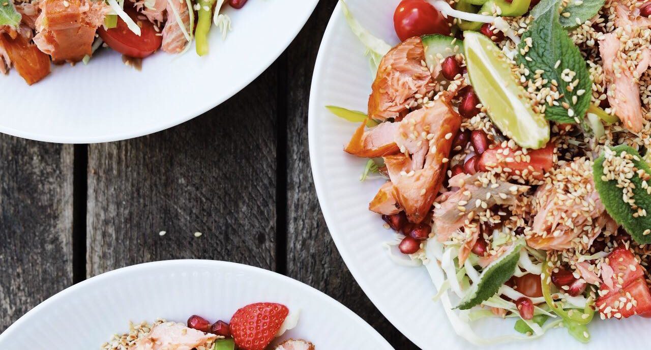 Salat med varmrøget laks og urtedressing