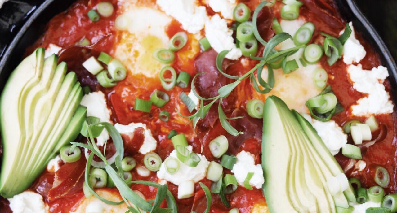 Shakshuka med parmaskinke og ricotta