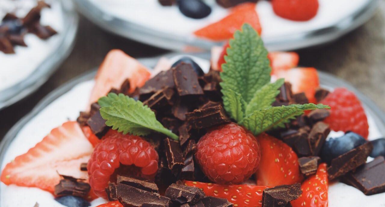 Skum med bær og mørk chokolade - uden tilsat sukker