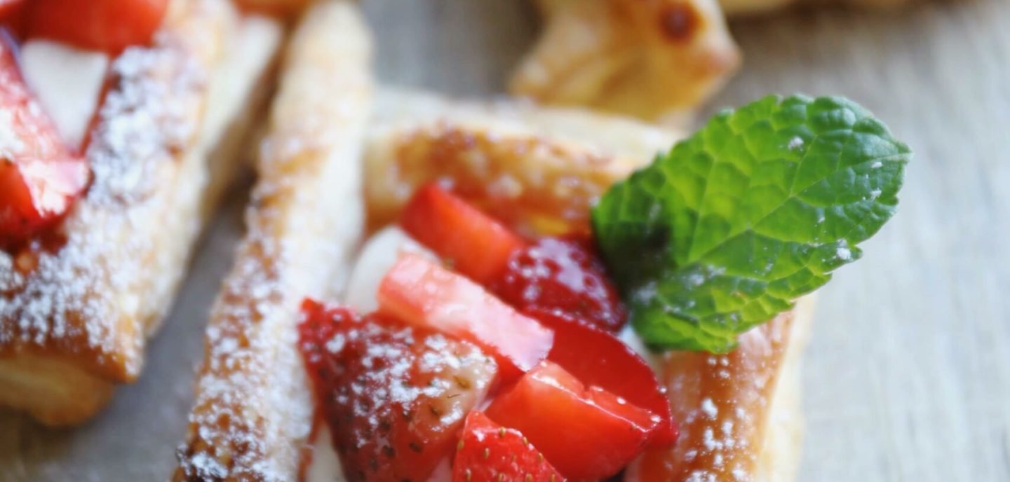 Små butterdejstærter med jordbær