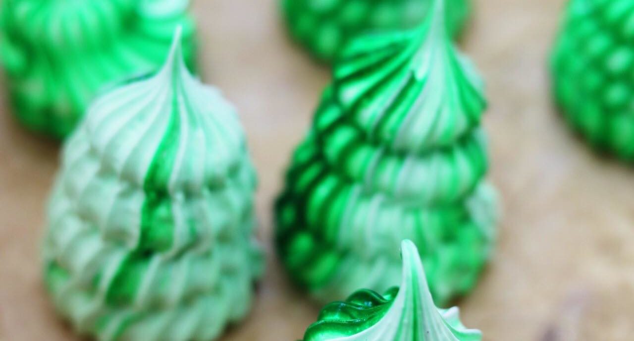 Små grønne marengsjuletræer