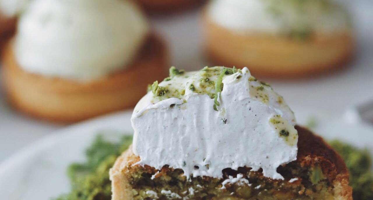 Små tærter med pistacie frangipane, lime og flødebolleskum
