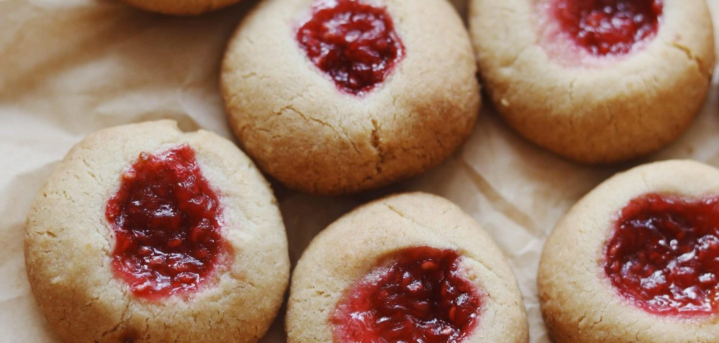 Småkager med hindbærsyltetøj