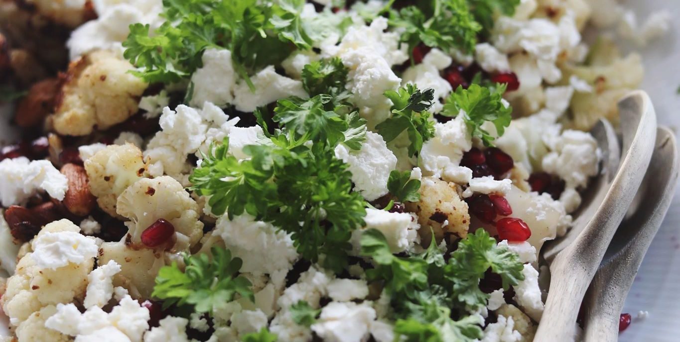 Smørstegt blomkål med mandler, granatæble og feta