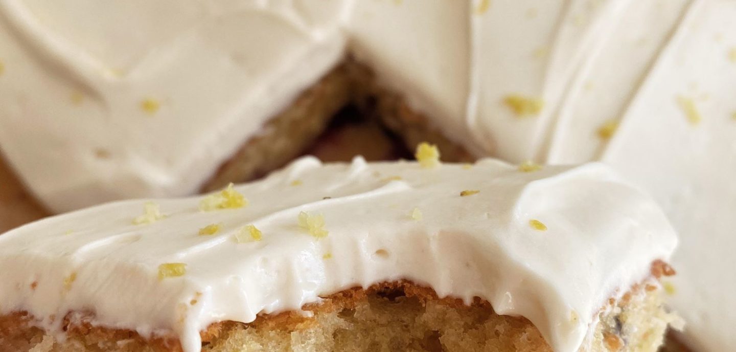 Solbærkage med hvid chokoladecreme med lakrids