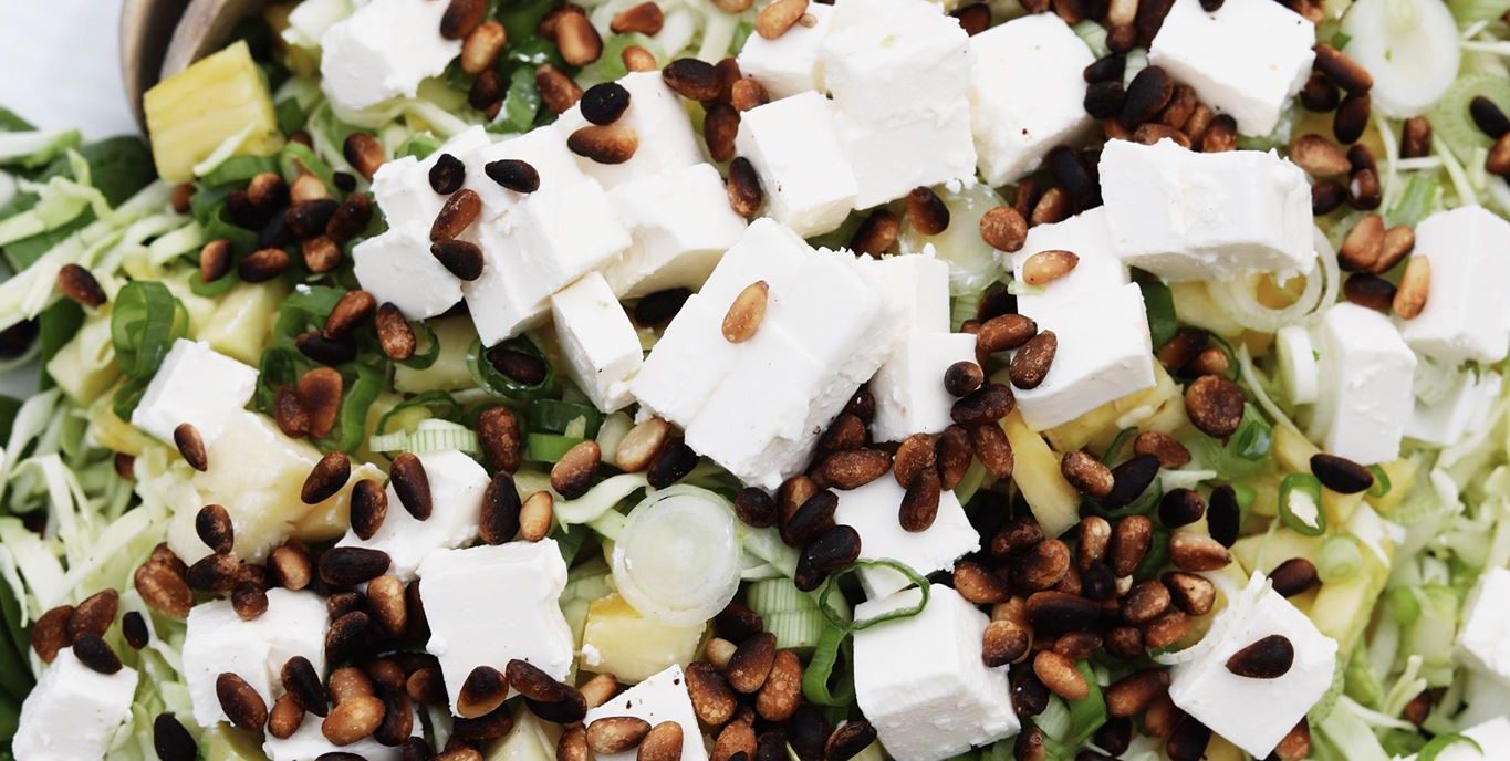 Spidskålssalat med spinat, feta og ananas