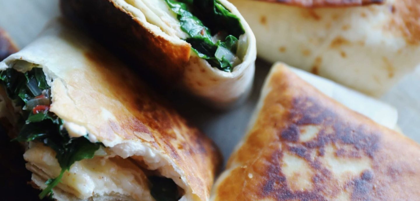 Spinatruller med feta og tomat