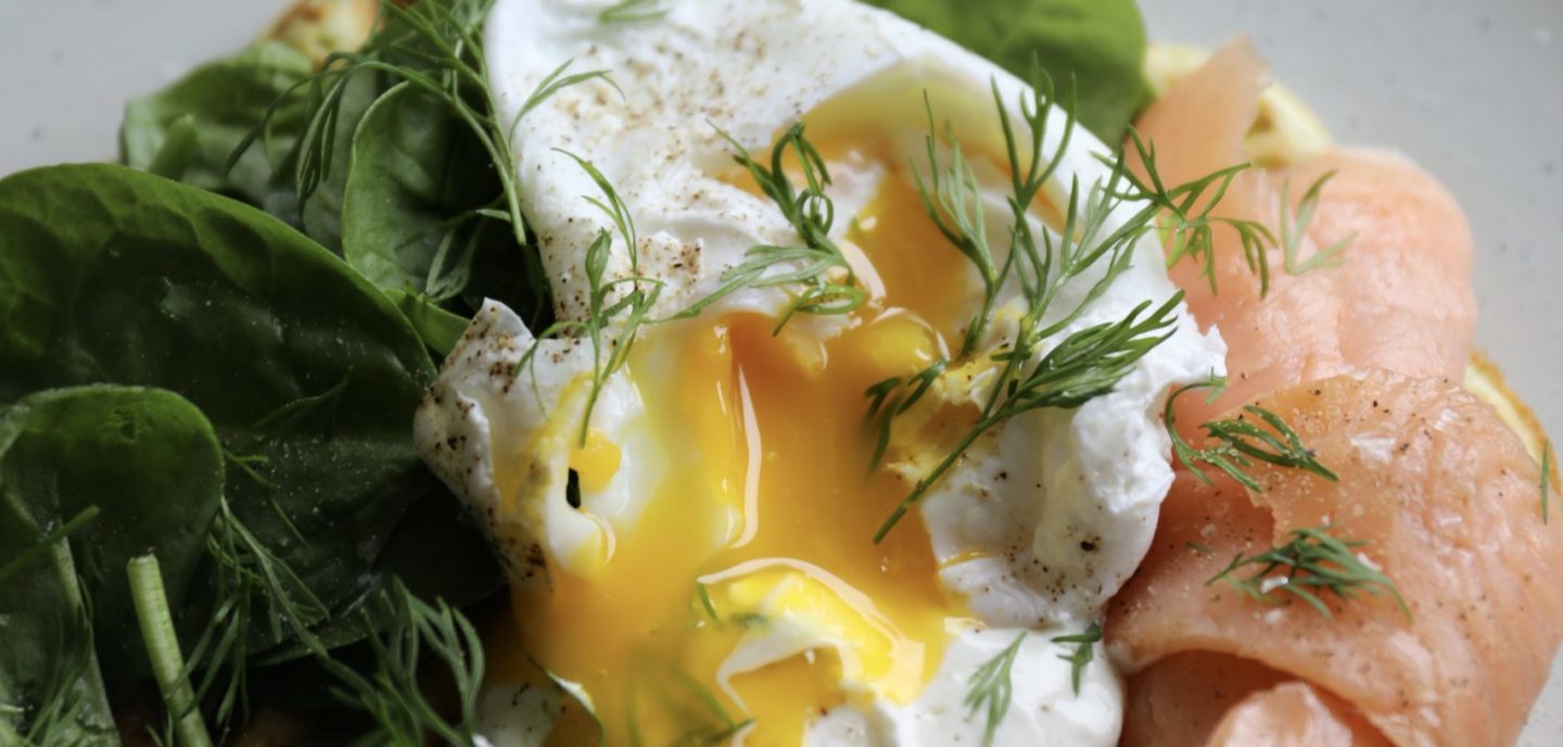 Spinatvafler med laks, ricottacreme og æg