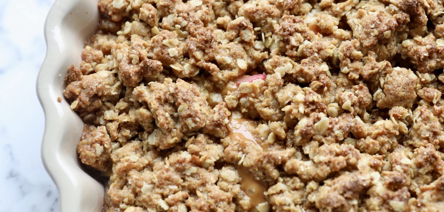 Sprød rabarbercrumble med karamel