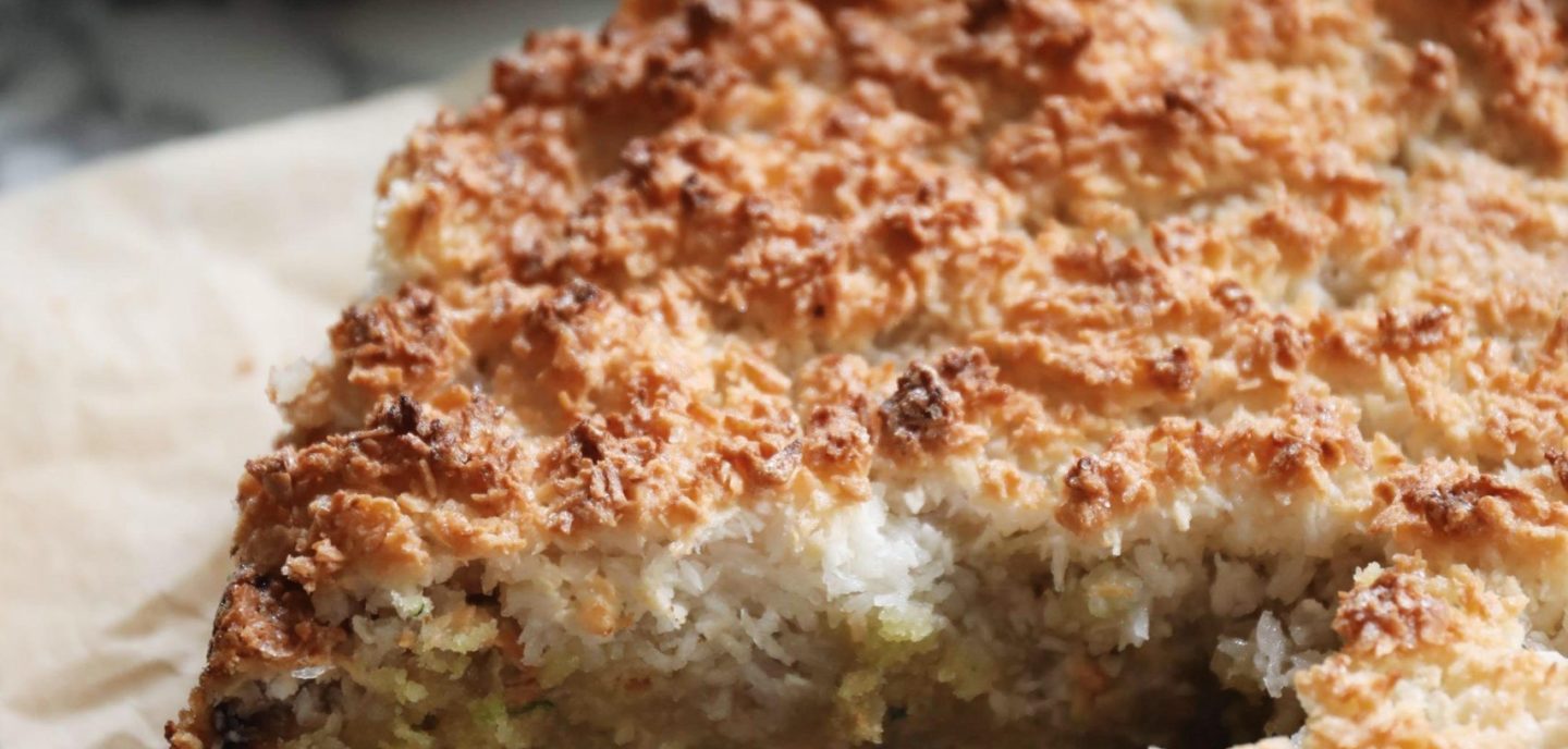 Squashkage med stikkelsbær og kokoslåg