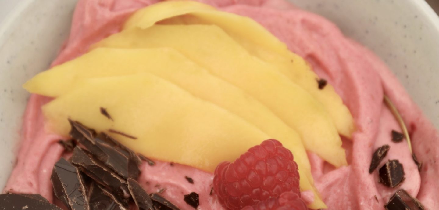 Sund bananis med mango og hindbær (nicecream)