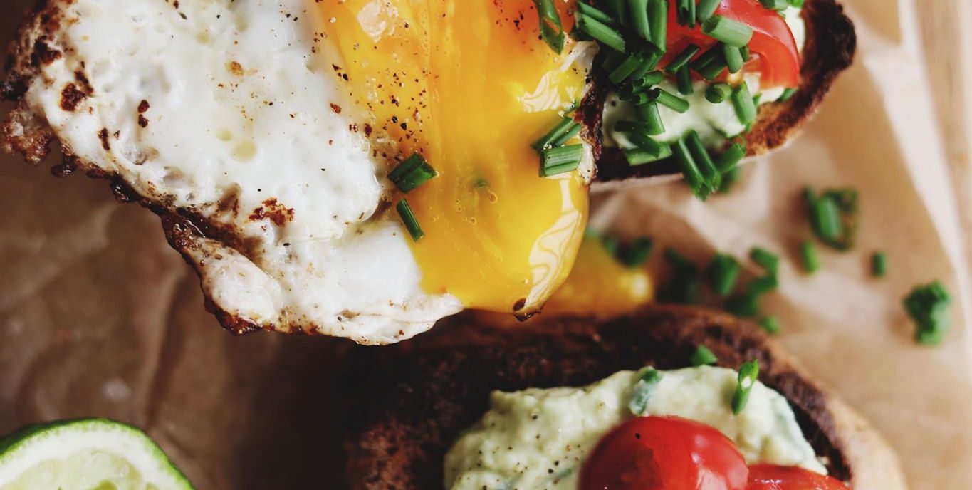 Surdejsbrød med avocado og æg