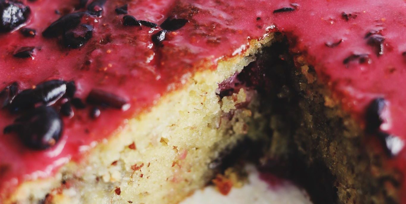 Svampet blåbærkage med mandler og citron