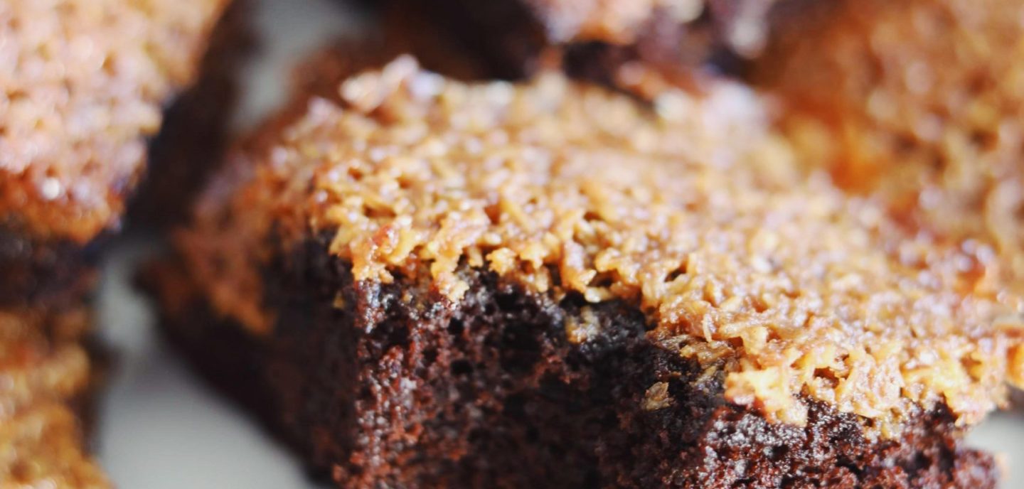 Svampet chokoladekage med kokosfyld