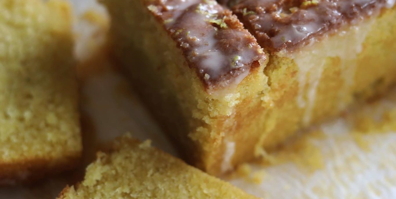 Svampet citronkage med citronglasur