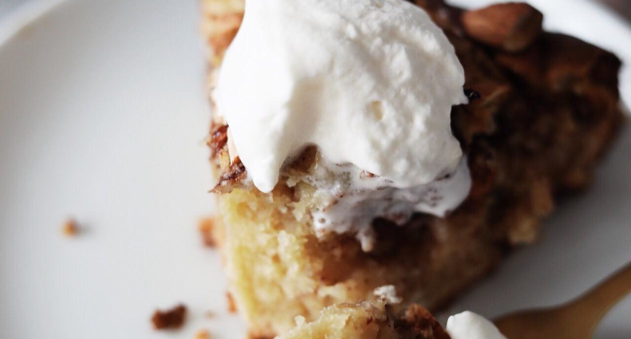 Svampet kage med marcipan, æbler og kanel