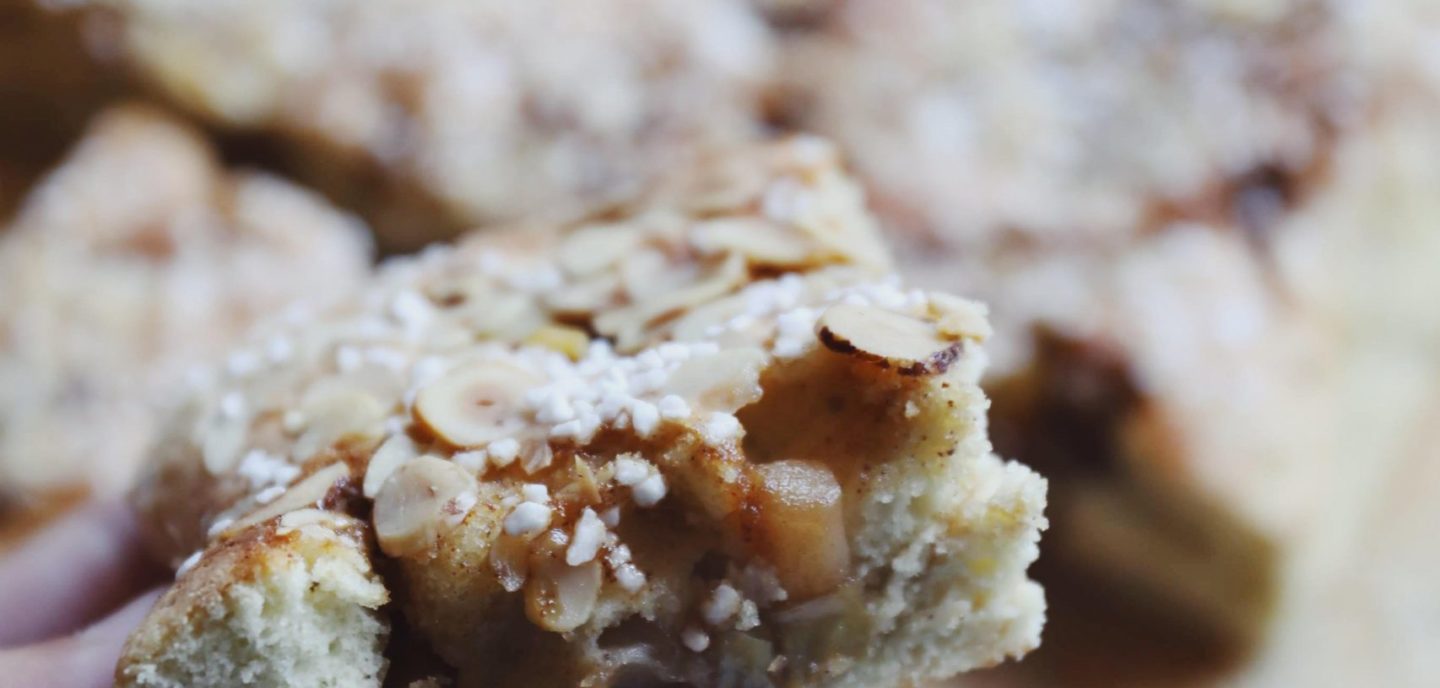 Svampet kage med smørstegte æbler