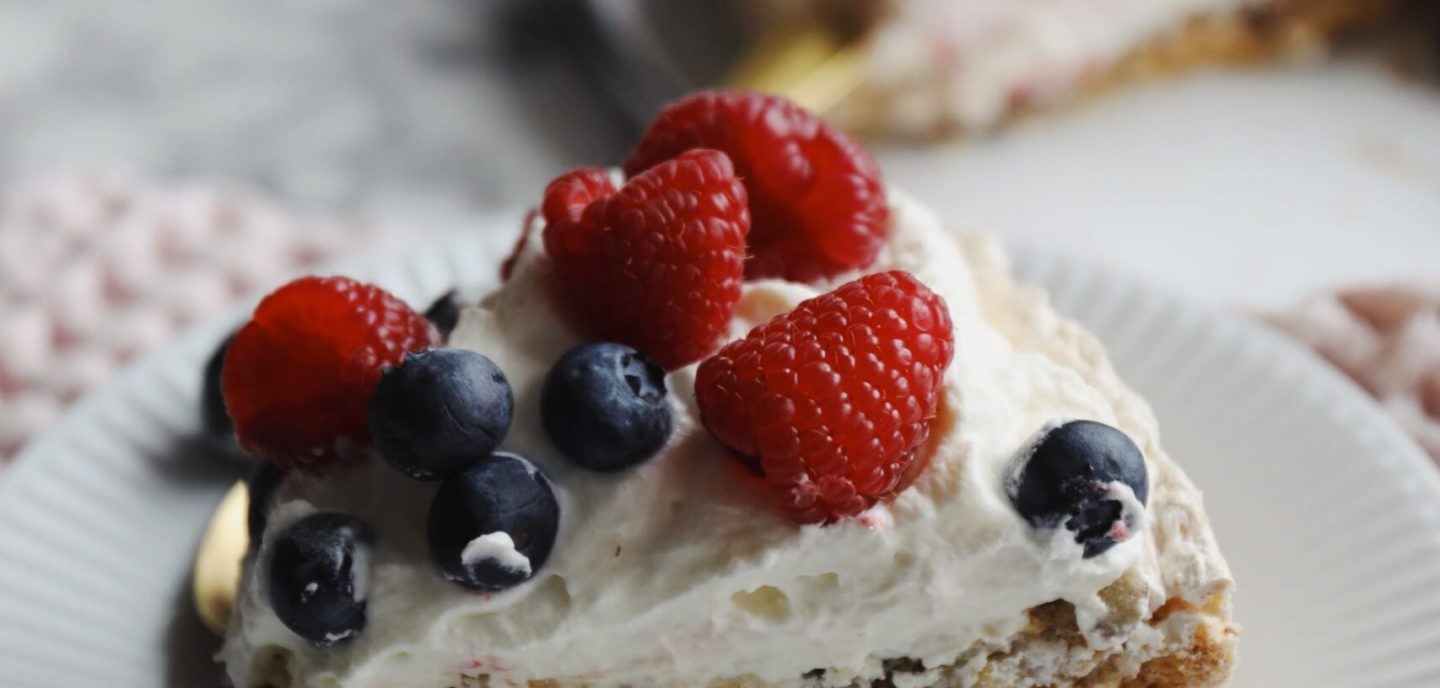 TUC kage med skum og bær