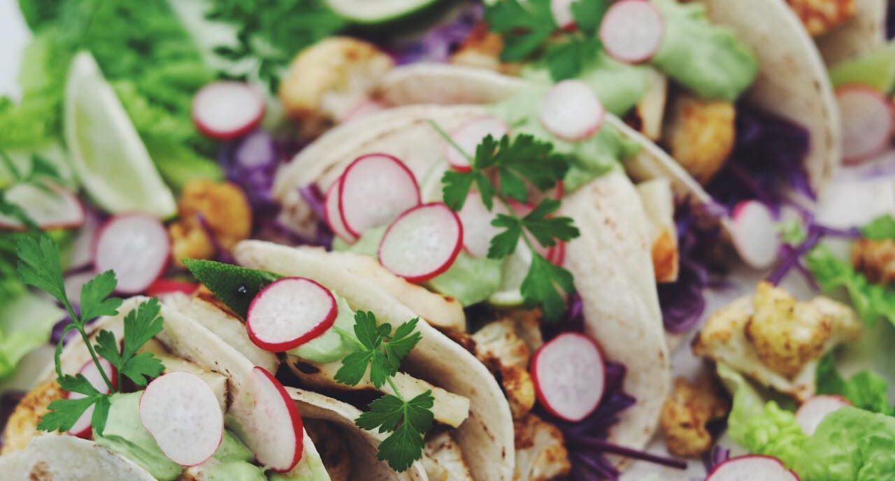 Tacos med krydret blomkål, halloumi og spicy avocado