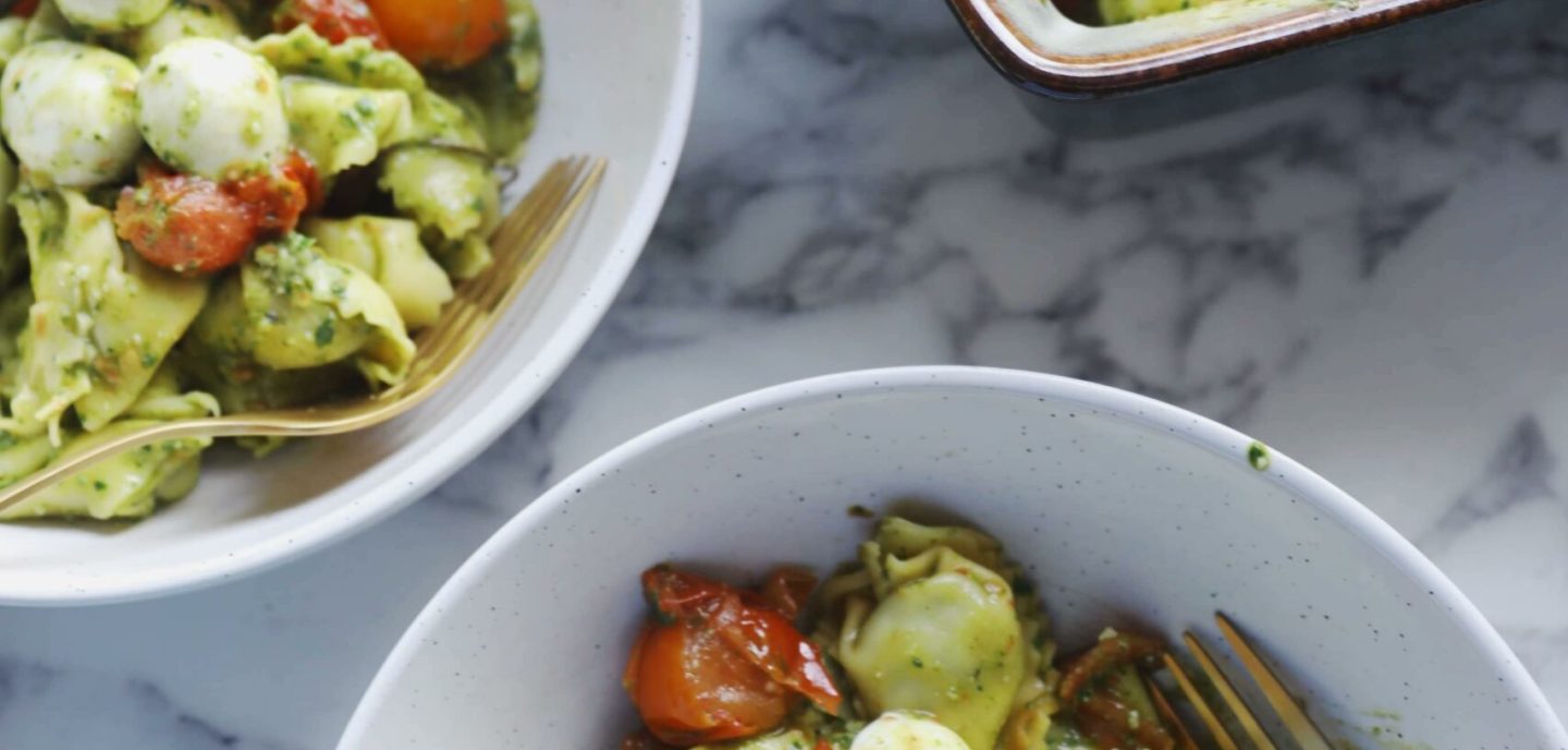 Tortellini med pesto og tomater