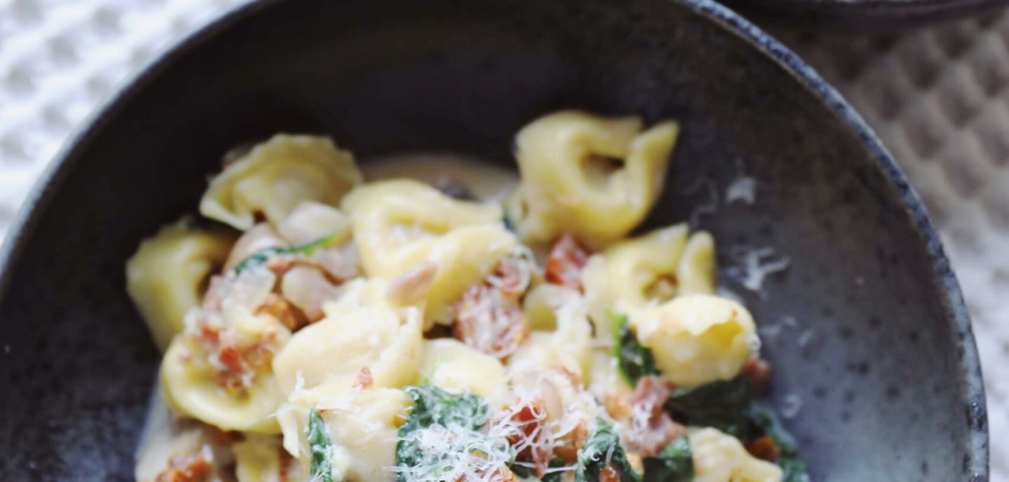 Tortellini med svampe, bacon og spinat