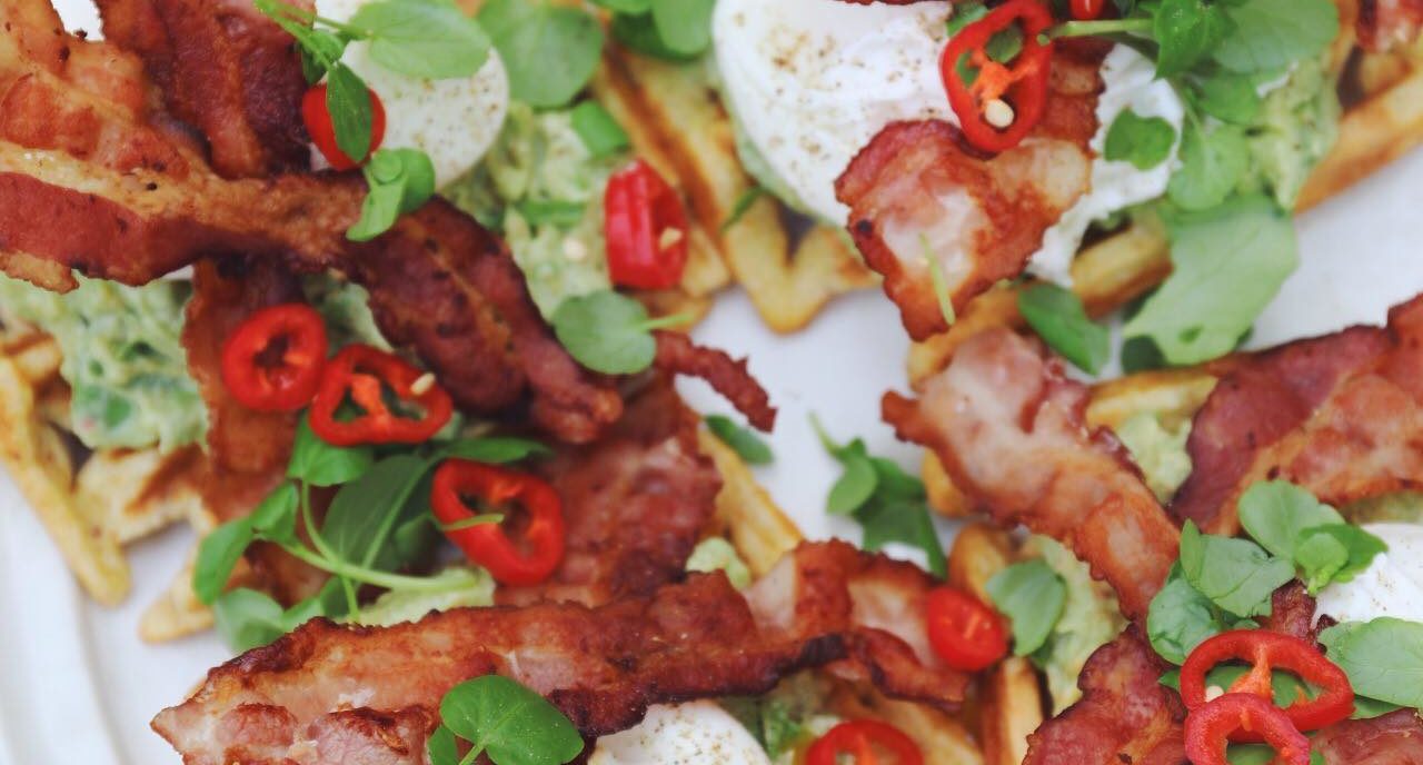 Vafler med pocheret æg, avocado og bacon