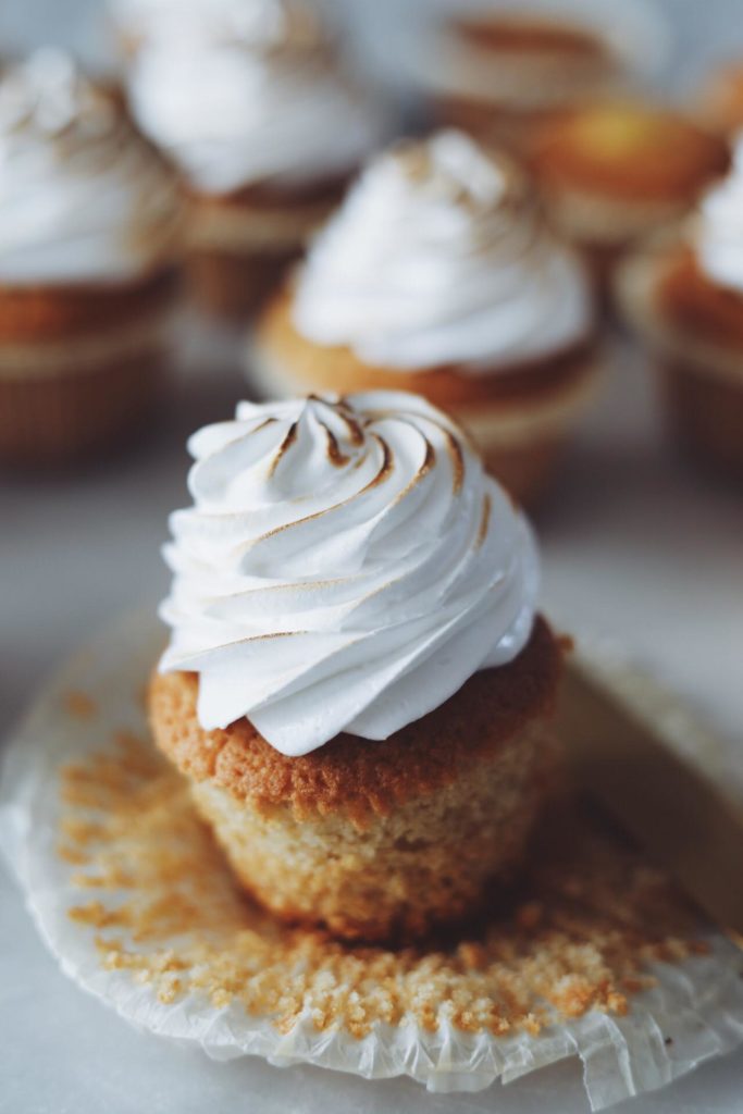 Vanilje cupcakes med lemoncurd og marengs