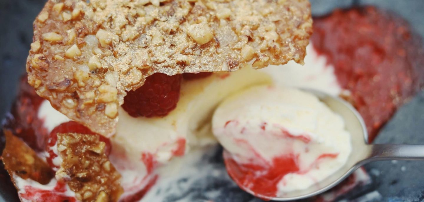 Vaniljeparfait med hindbærcoulis