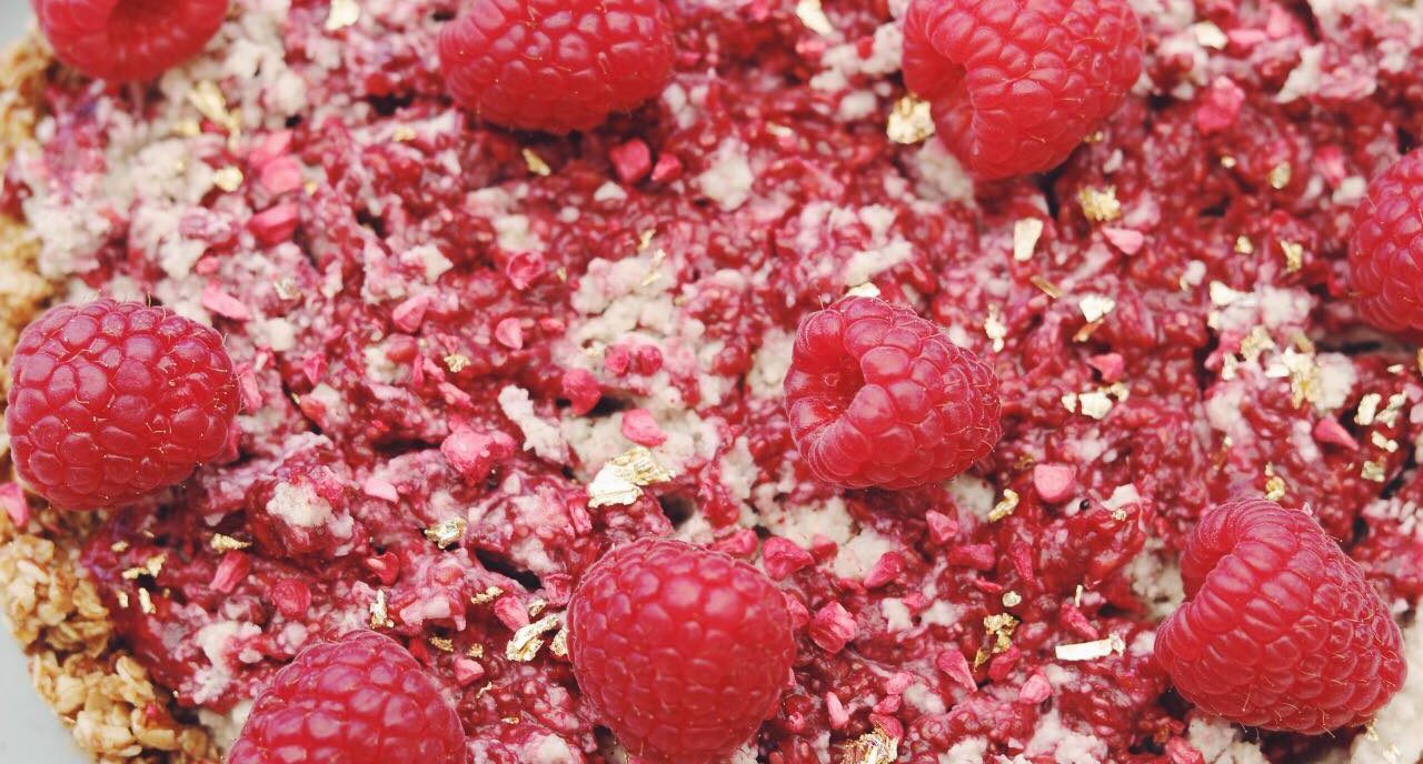 Vegansk cheesecake med hindbær-swirl og lidt om bæredygtighed