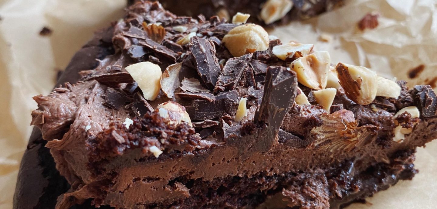 Vegansk chokoladekage med frosting