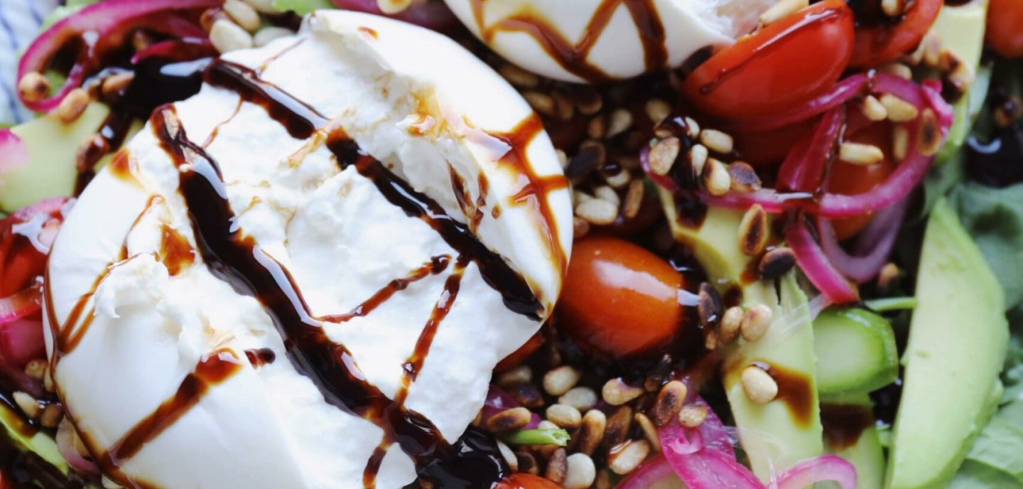 Spinatsalat med burrata og syltede rødløg