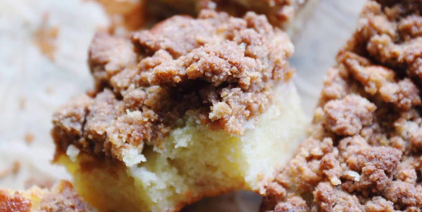 Æblekage med kanelcrumble