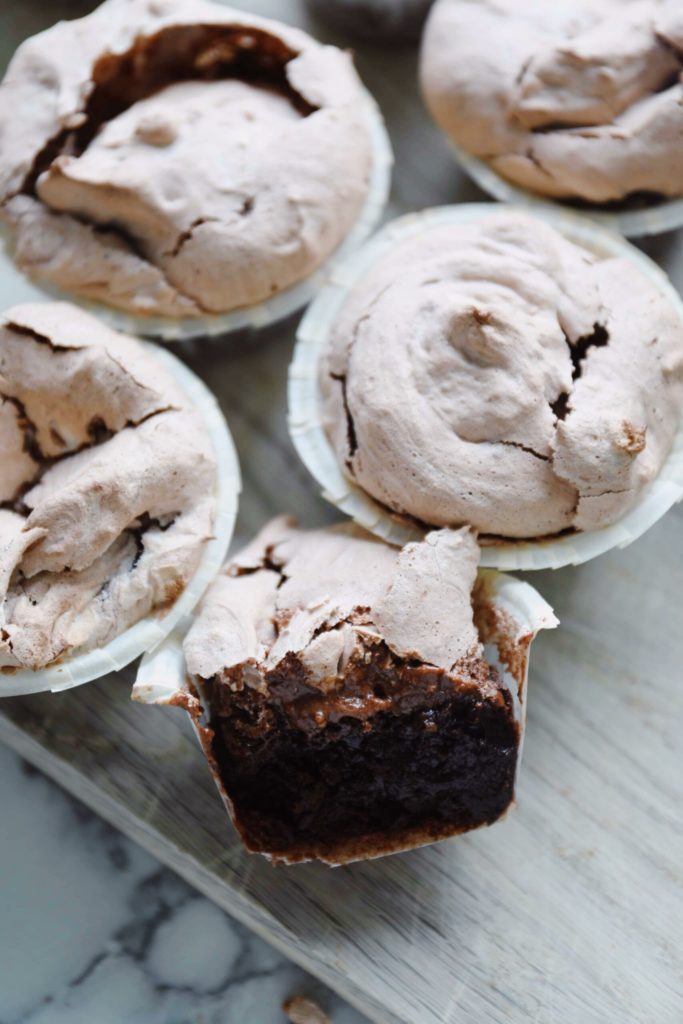 Brownie muffins med chokolademarengs