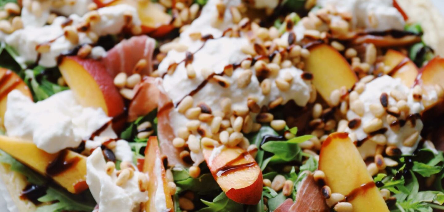 Butterdej med burrata og fersken