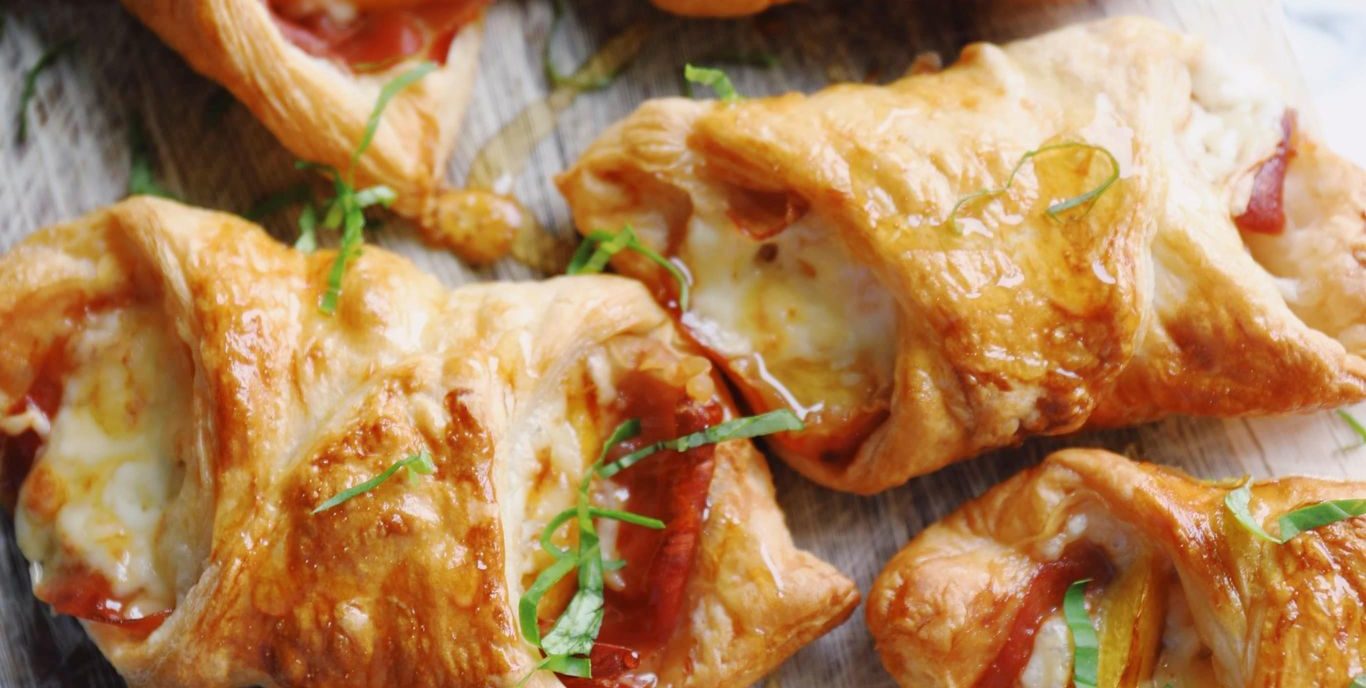 Butterdej med fersken og parmaskinke