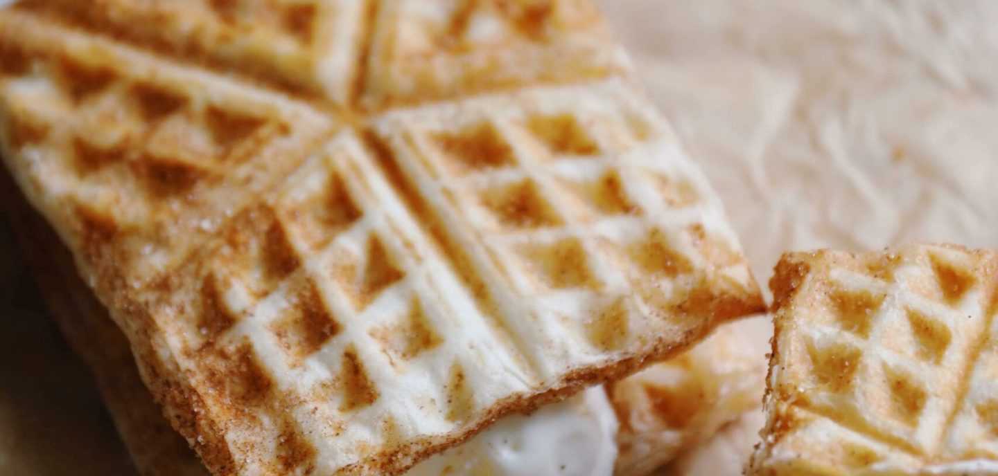 Butterdejsvafler med kanel og is